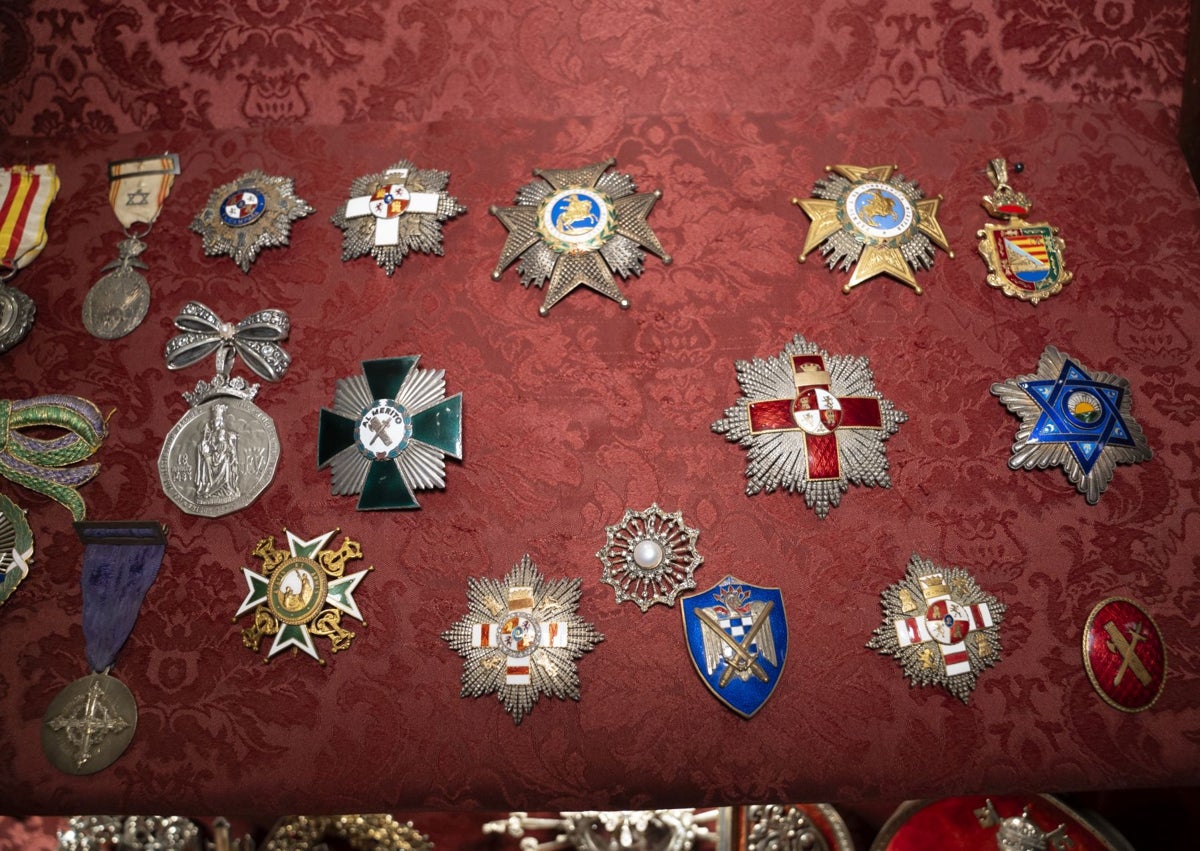 Imagen secundaria 1 - Detalles de algunas de las condecoraciones donadas. 