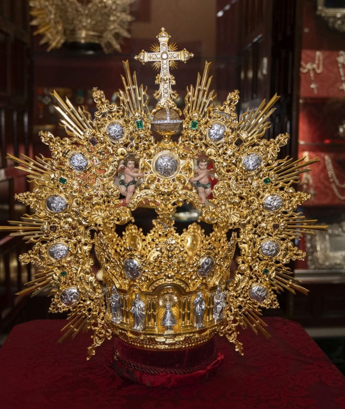 Imagen secundaria 2 - Detalles de la corona donada por Enrique Navarro, hermano mayor perpetuo de la archicofradía. 