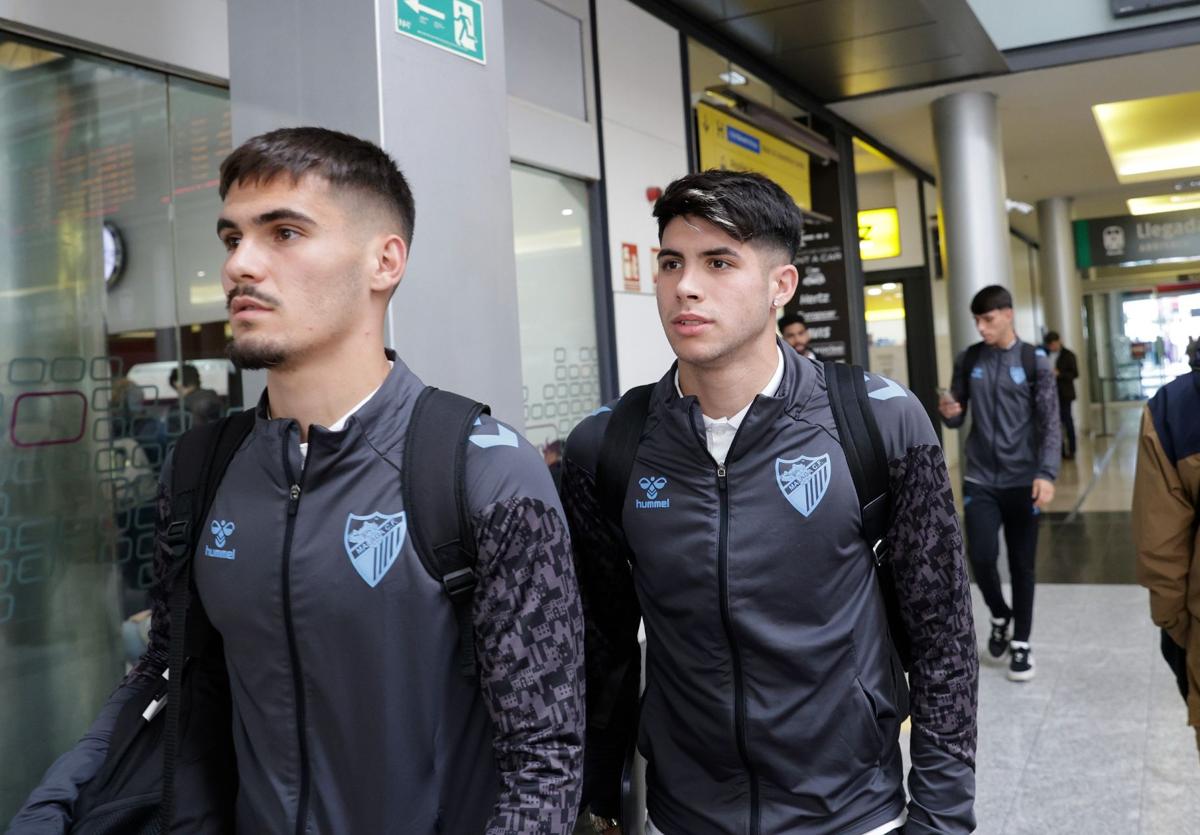 La expedición del Málaga regresa abatida tras la dura derrota de Huesca