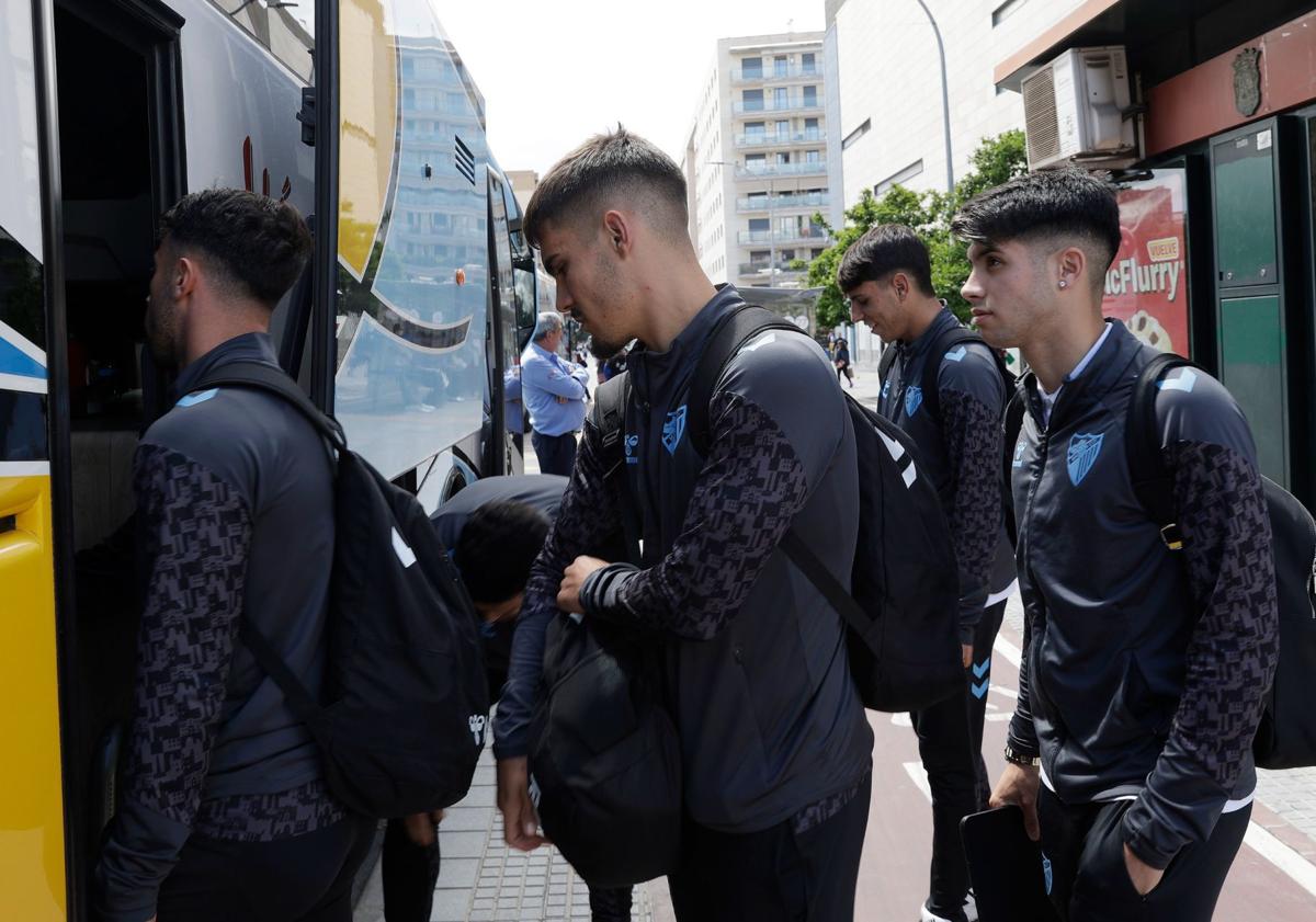 Imagen principal - La expedición del Málaga regresa abatida tras la dura derrota de Huesca