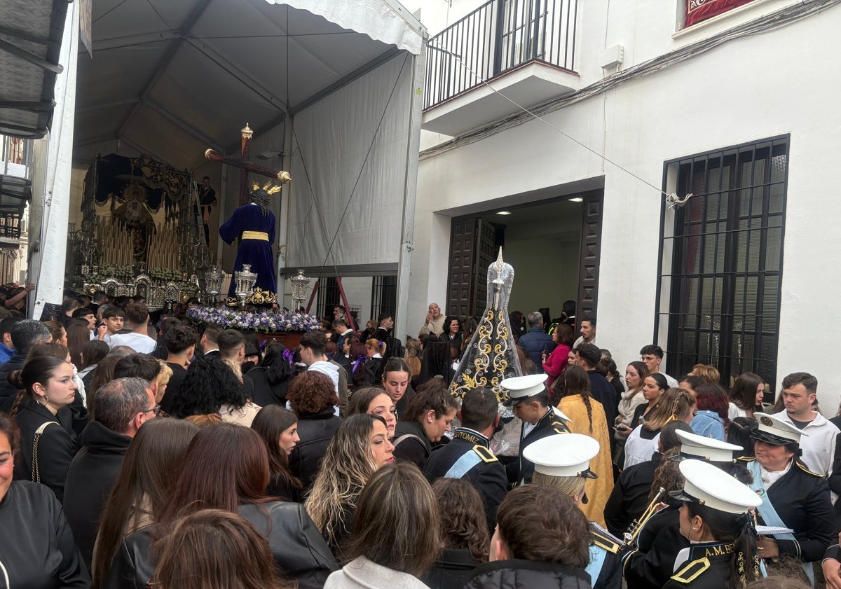 Imagen principal - Arriba y abajo a la izquierda, la Virgen de los Dolores y el Dulce Nombre, en su 'tinglao' de La Carrera, junto al Paseo Nuevo, y a la derecha, el Coronado de Espinas y la Virgen de la Salud, en su nave de la calle alcalde Juan Barranquero.