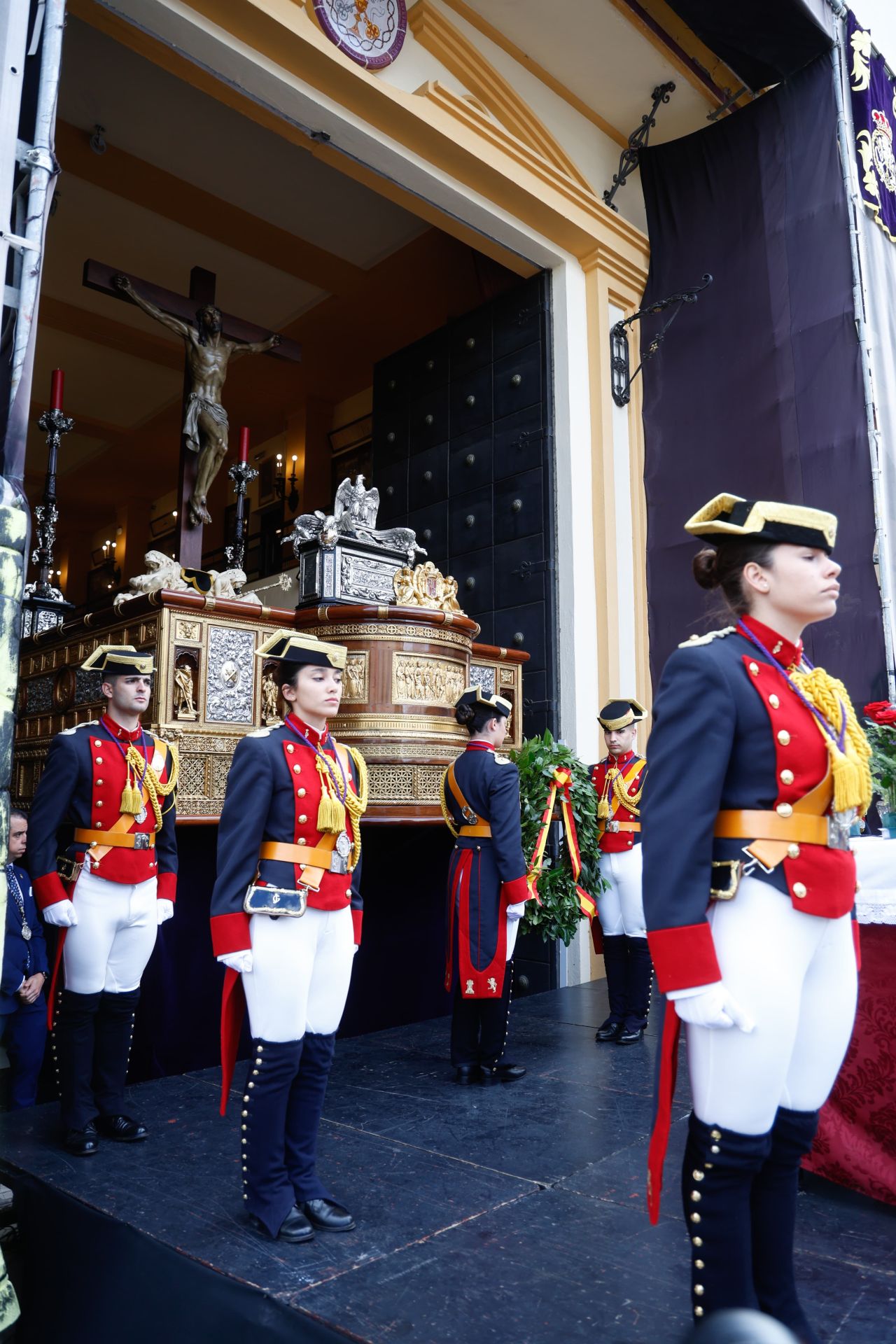 Misa de campaña de la Guardia Civil ante el Santísimo Cristo de la Expiración.