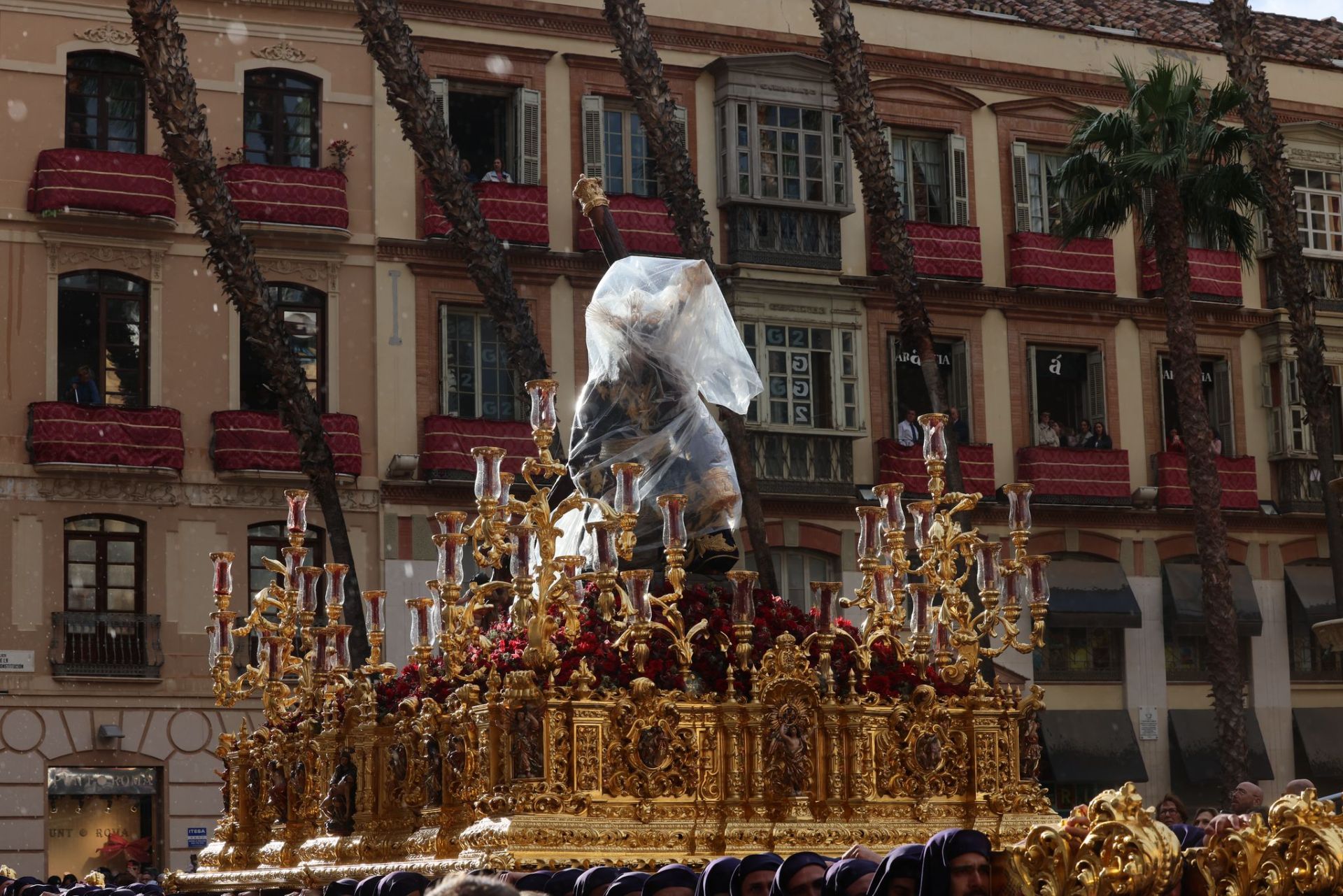 La imagen de Jesús Nazareno de los Pasos en el Monte Calvario cubierto con un plástico para protegerlo de la lluvia.