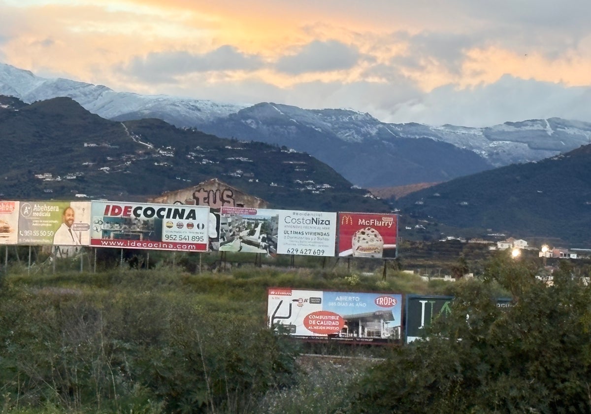 La nieve tiñe de blanco las cumbres de las Sierras Tejeda y Almijara en plena primavera