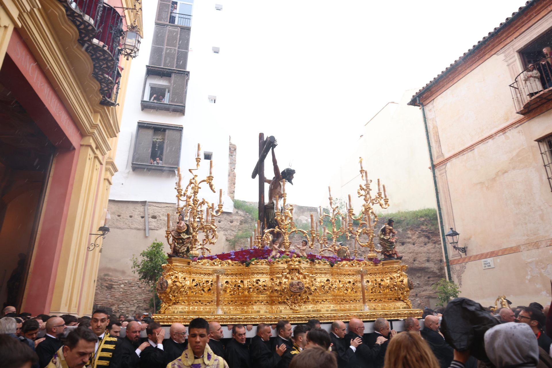 La lluvia sorprende a las Penas en la salida y se ve obligada a volver al Oratorio.
