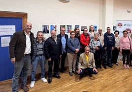Mariano Pozo y Sandra Extremera, junto a los participantes en la actividad en Torrox.