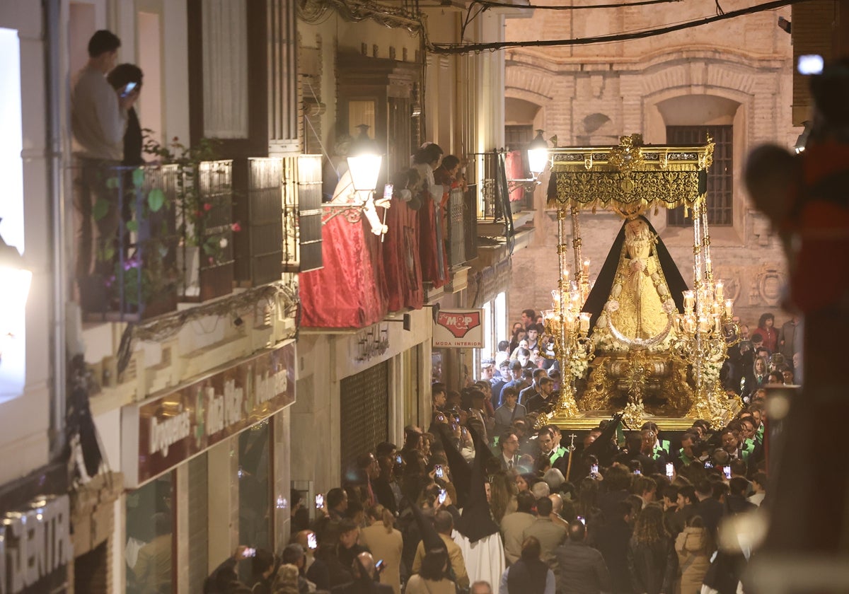 Éxtasis cofrade con Los Estudiantes por calle Duranes en Antequera