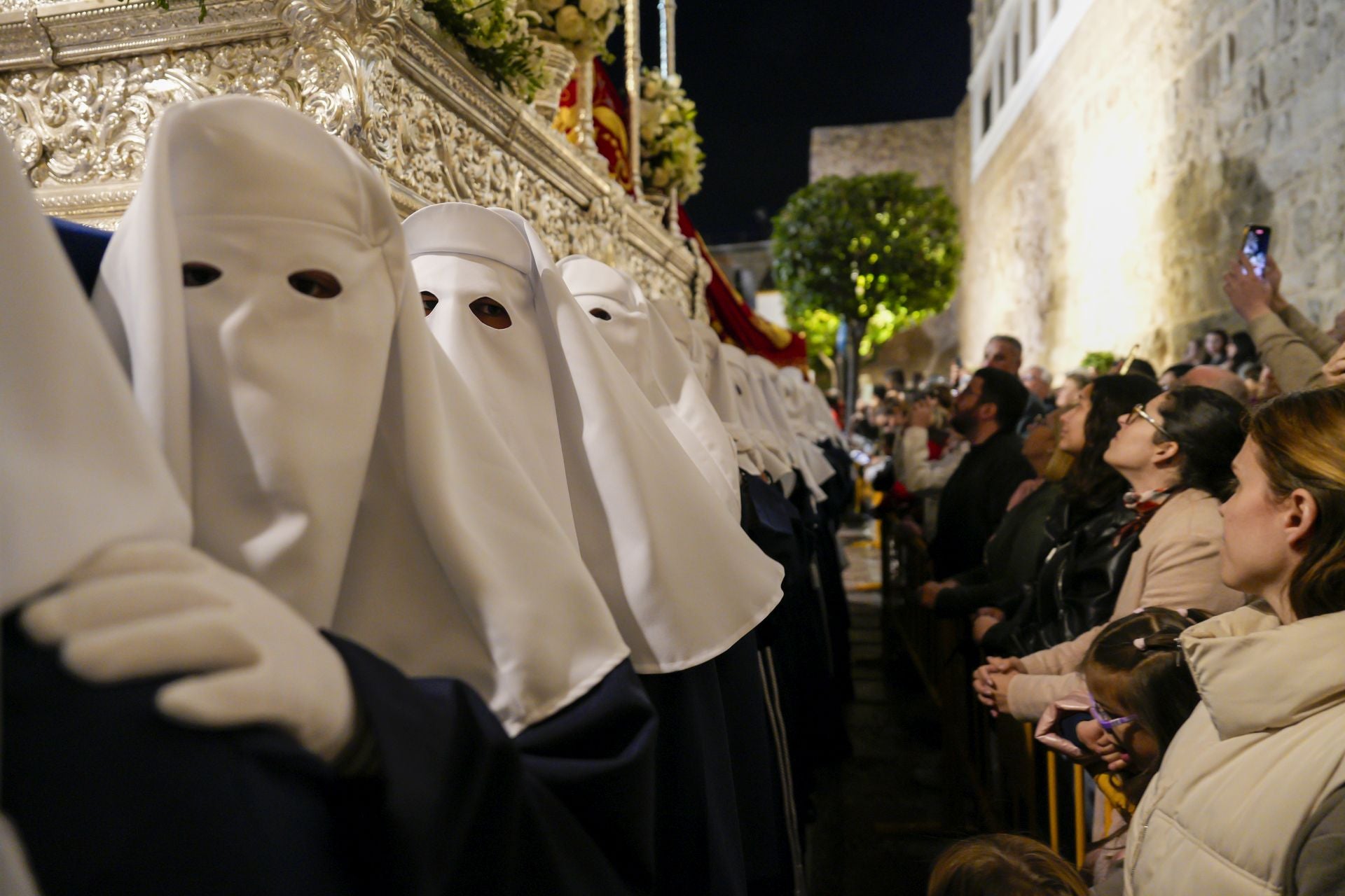 La procesión de la Virgen De La Encarnación, El Nazareno y Santa Marta de Marbella en fotos