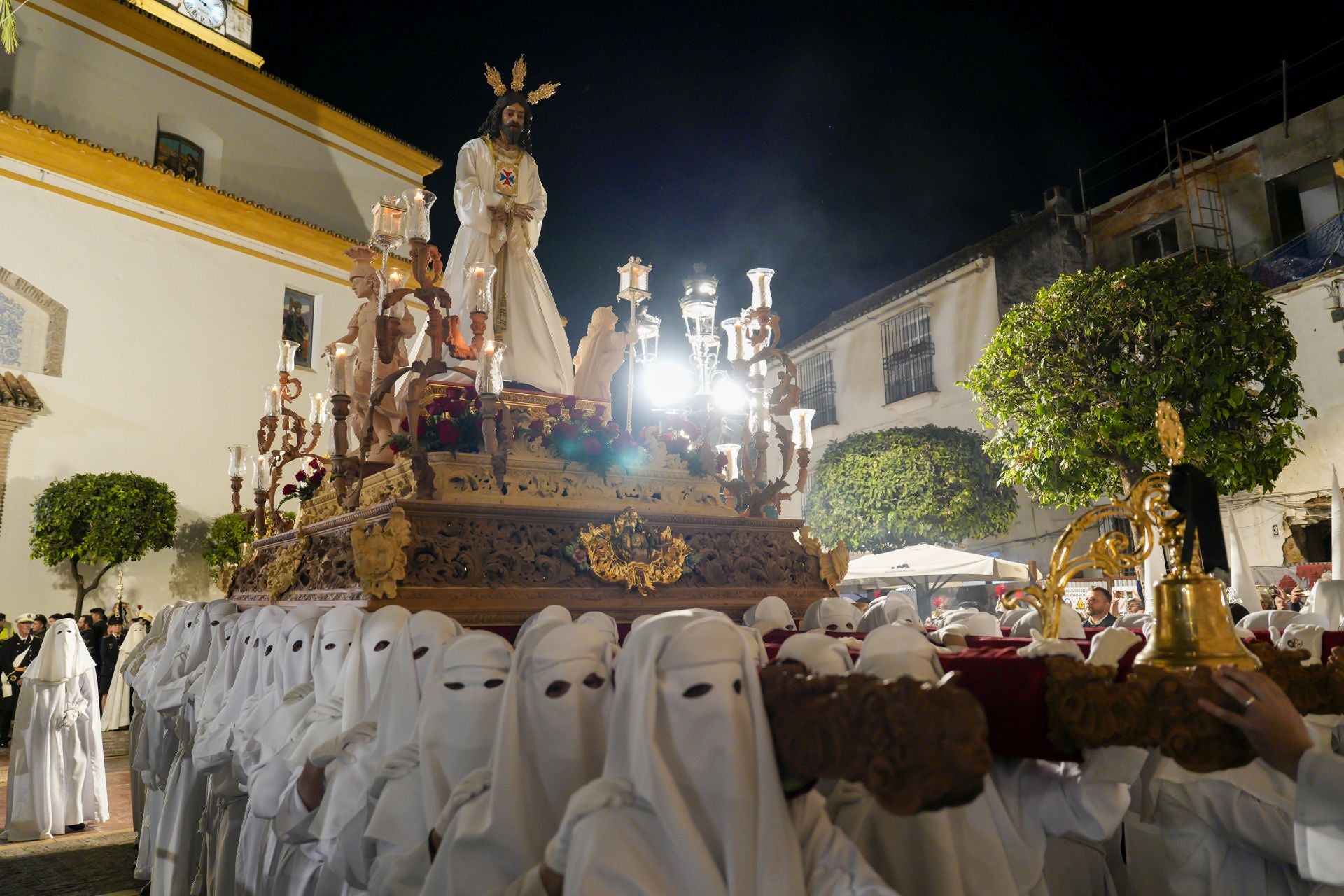 La procesión de la Virgen De La Encarnación, El Nazareno y Santa Marta de Marbella en fotos