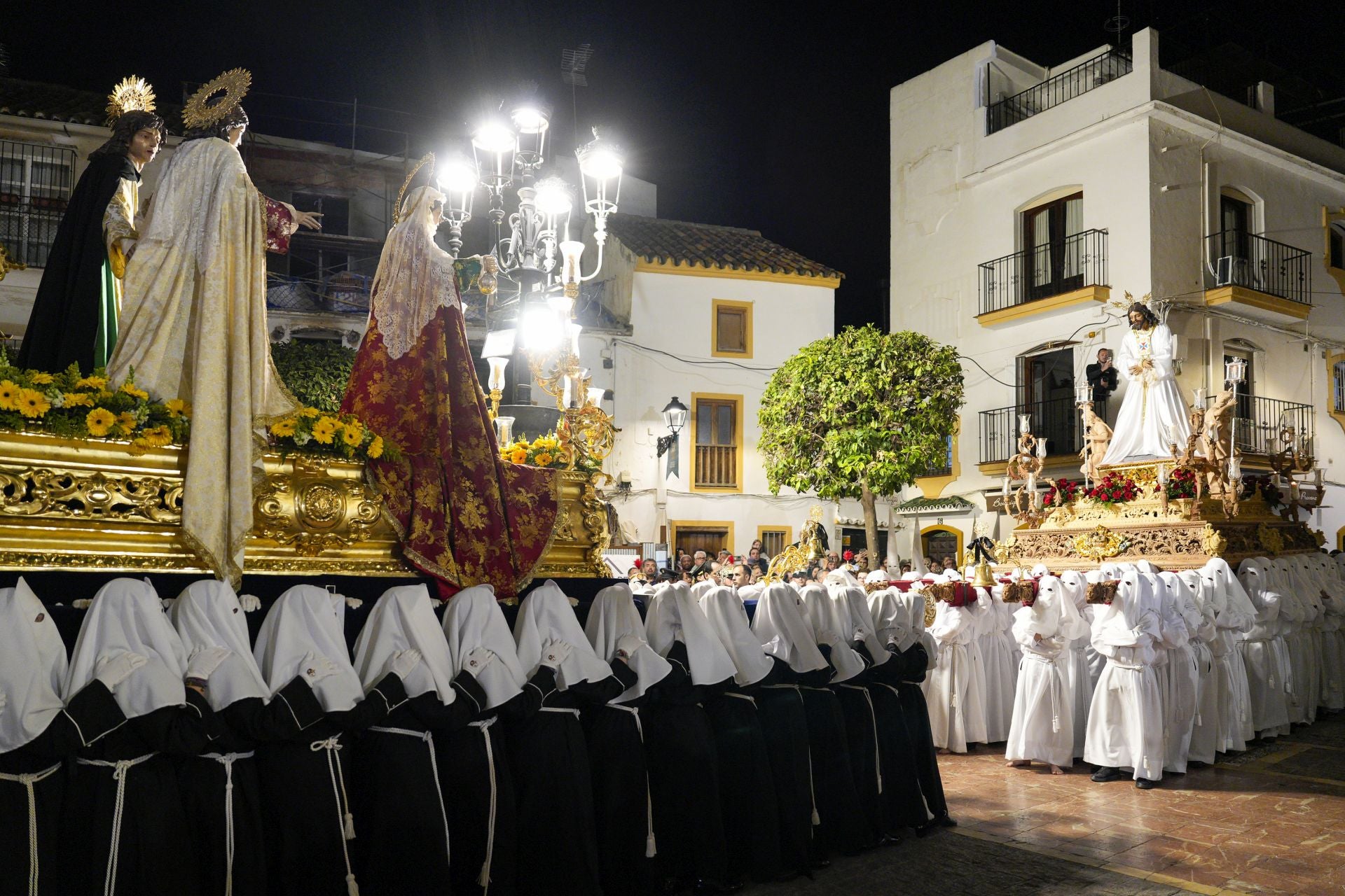 La procesión de la Virgen De La Encarnación, El Nazareno y Santa Marta de Marbella en fotos