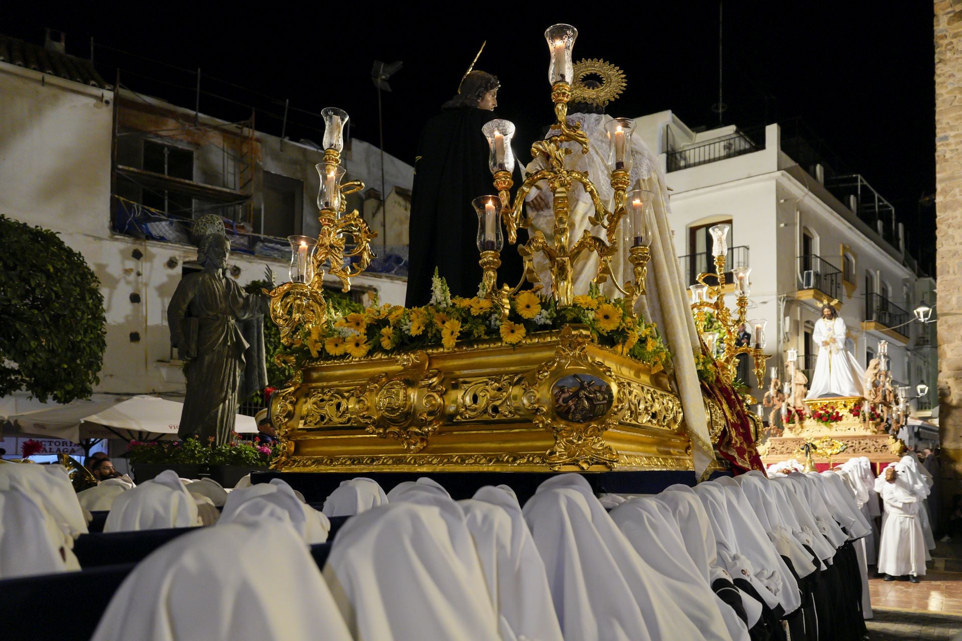 La procesión de la Virgen De La Encarnación, El Nazareno y Santa Marta de Marbella en fotos