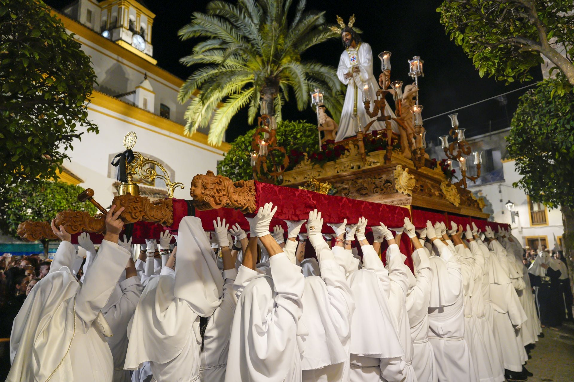 La procesión de la Virgen De La Encarnación, El Nazareno y Santa Marta de Marbella en fotos