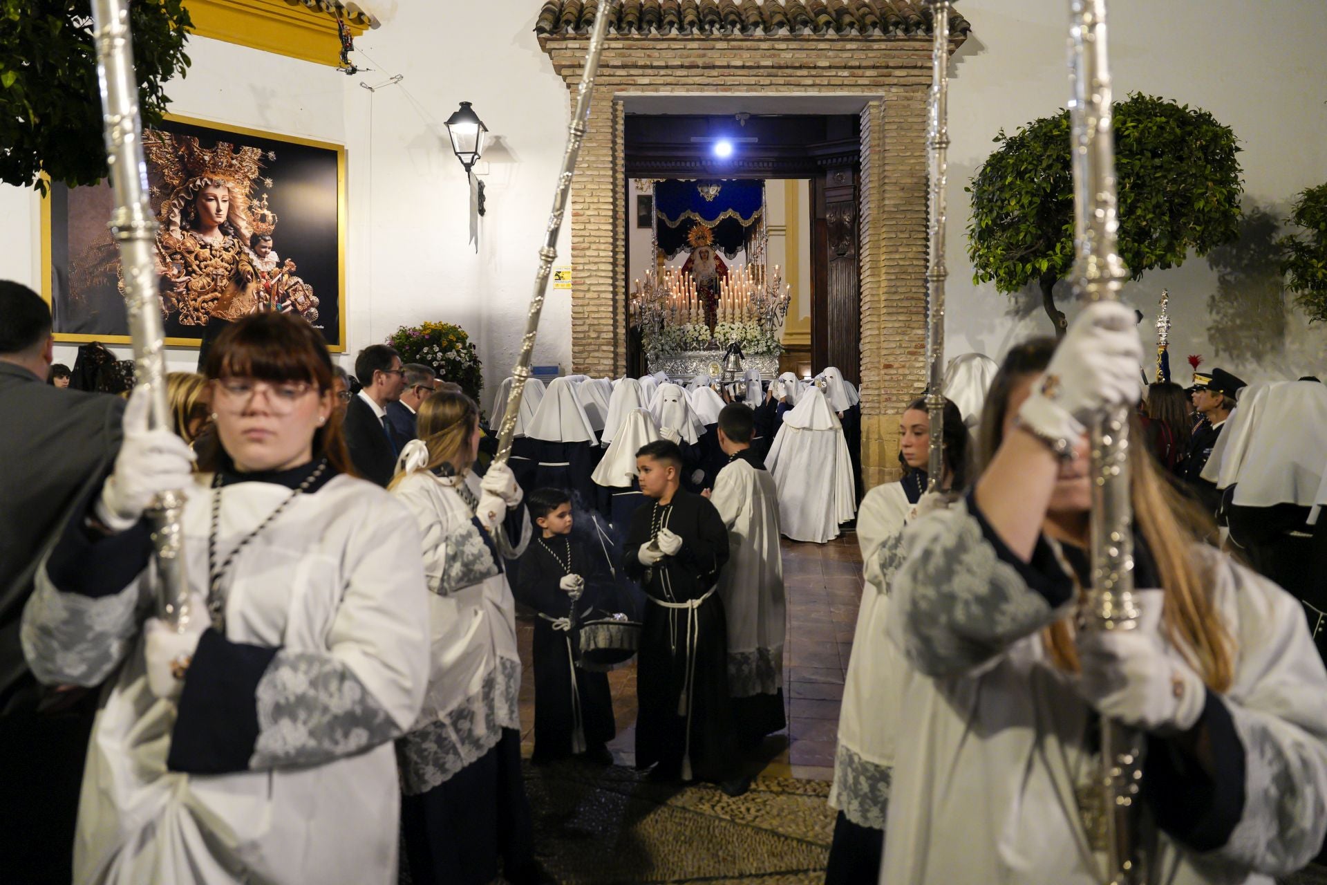 La procesión de la Virgen De La Encarnación, El Nazareno y Santa Marta de Marbella en fotos