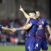 Los jugadores del Eldense celebran un gol.