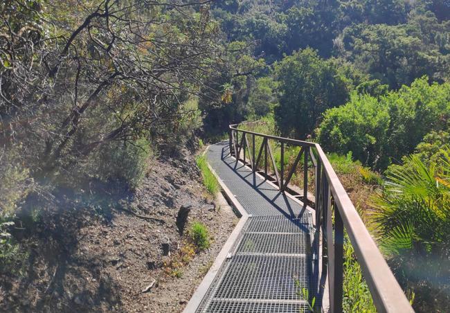 Acequias. Este sendero de Benahavís discurre sobre estos canales de regadío, pero junto a la ribera.