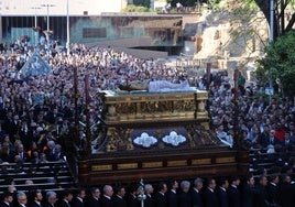 El trono del Santo Sepulcro, a su salida desde su casa hermandad.
