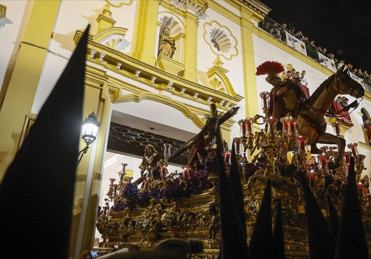 El incidente derivó de la deflagración de dos arquetas eléctricas en esta noche marcada además por la asistencia de la reina emérita