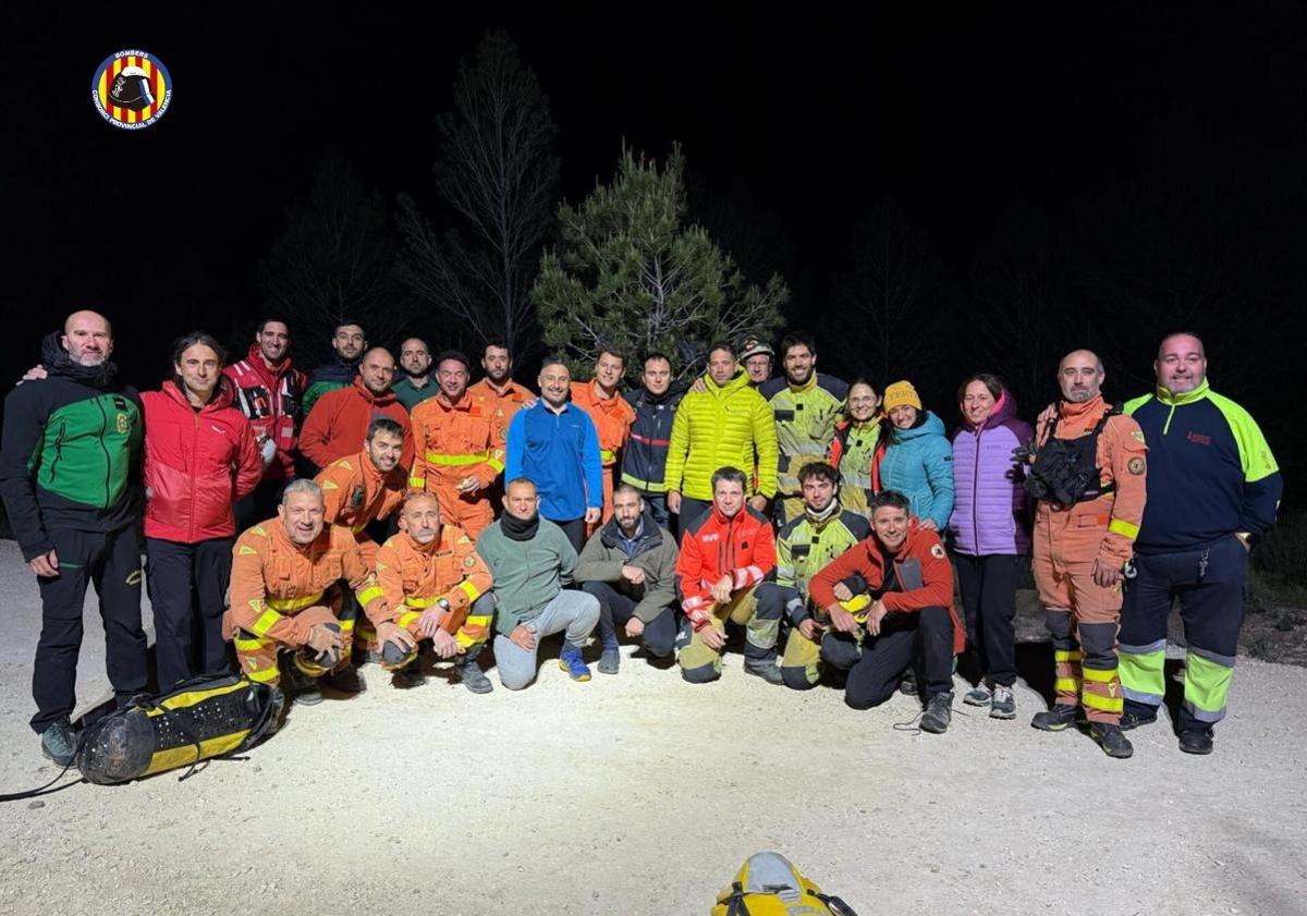 Imagen principal - Rescatan a cuatro espeleólogos malagueños atrapados en una cueva de Valencia
