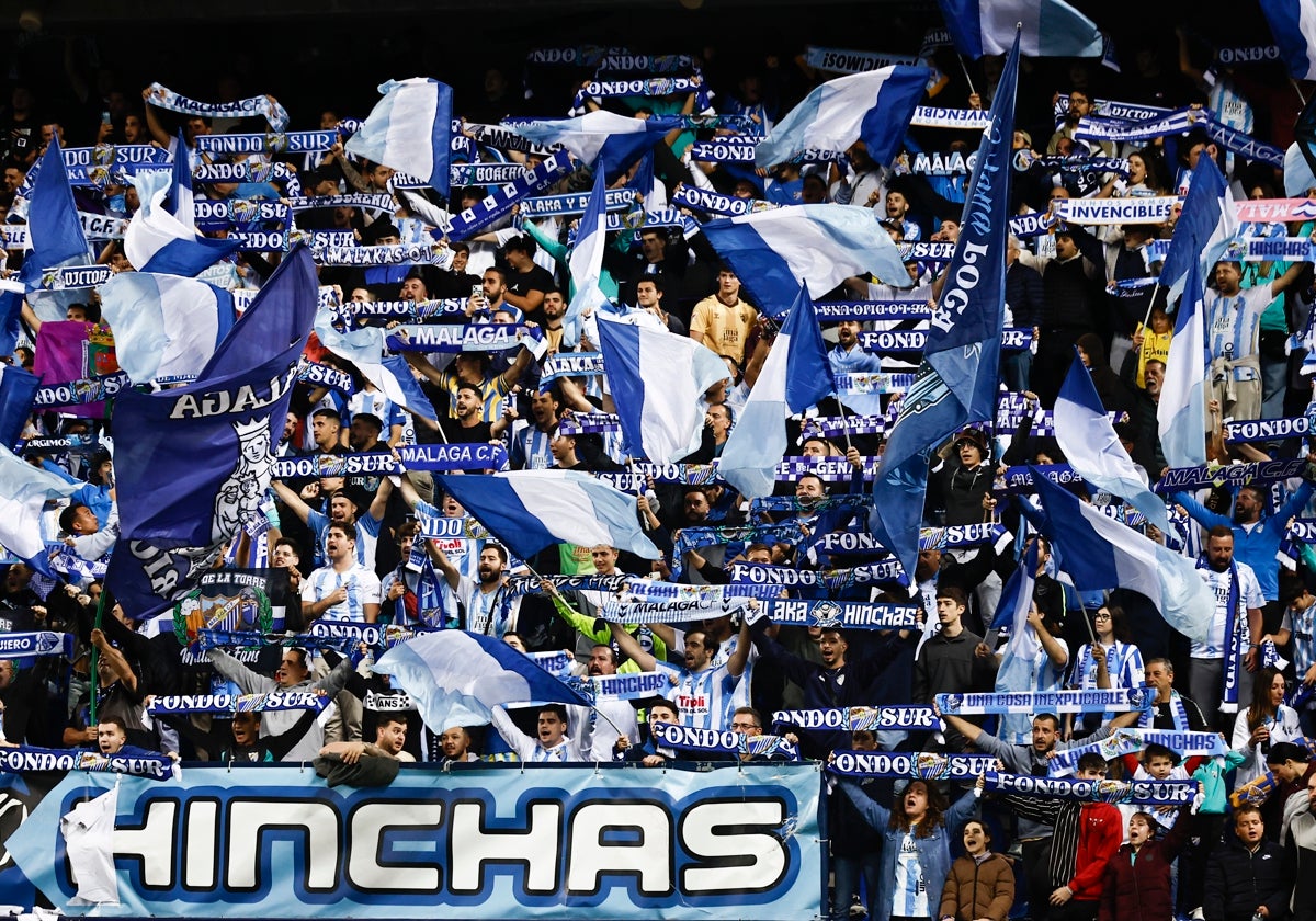 La afición del Málaga, durante el partido ante el Racing en La Rosaleda.