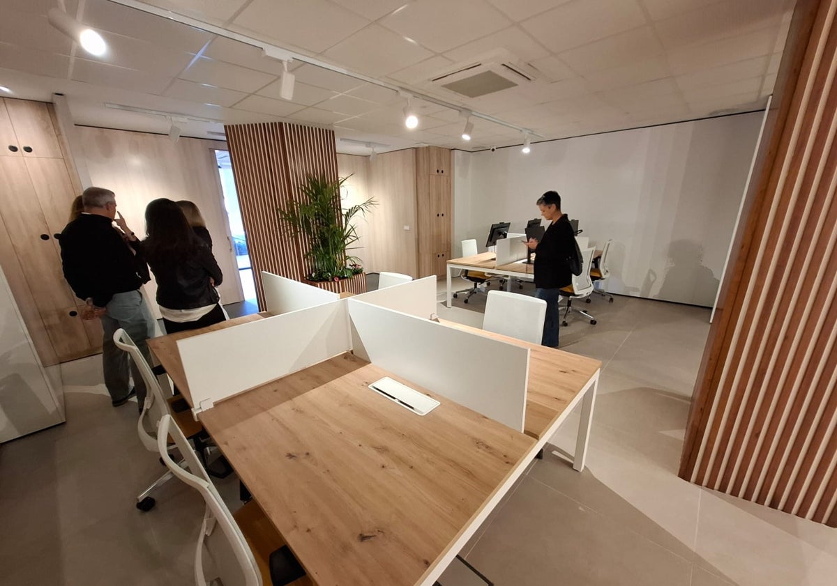 Imagen principal - Instalaciones del nuevo centro de emprendimiento y firma del acuerdo entre el Ayuntamiento y la Junta de Andalucía.