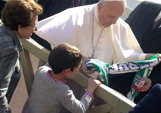 El Papa Francisco, con una bufanda del Antequera.