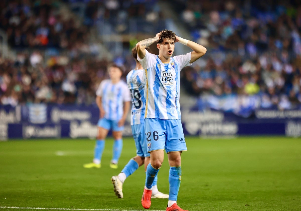 Antoñito se echa las manos a la cabeza tras una ocasión del Málaga en el duelo frente al Eldense de la primera vuelta.