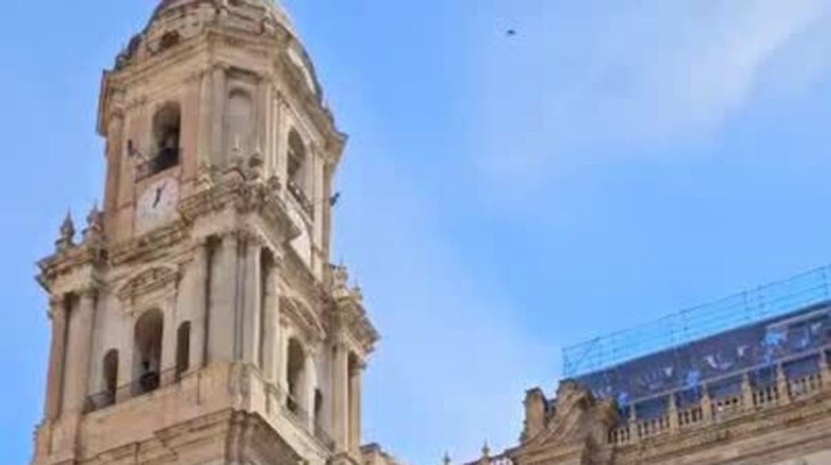 Las campanas de la Catedral de Málaga doblan a la hora del ángelus en señal de duelo por la muerte del Papa Francisco