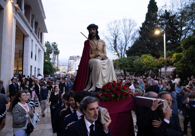 Momento de la salida del Coronado de Espinas desde la casa hermandad.