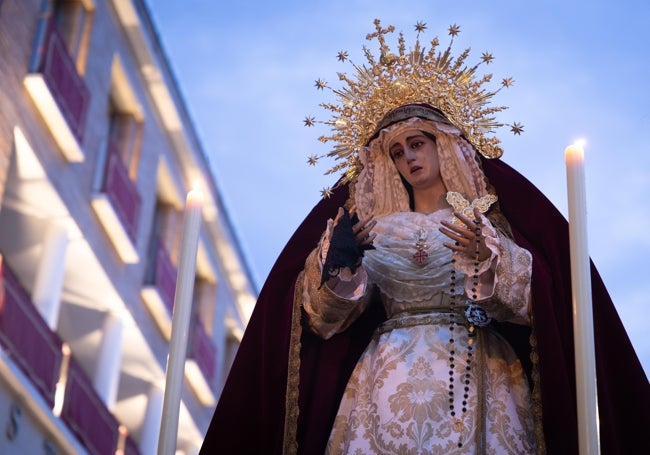 La Virgen de la Soledad, del Sepulcro, con el pañuelo negro y el rosario de azabache.