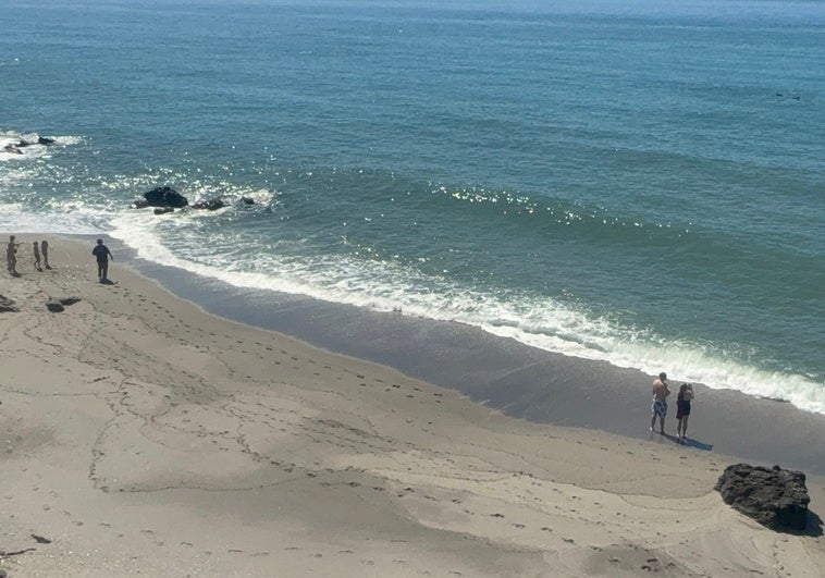 Bañistas, este lunes disfrutando del espectáculo muy cerca de la orilla de la playa torroxeña.