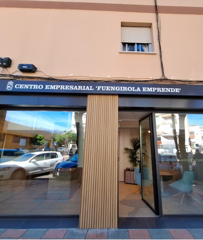 Imagen secundaria 2 - Instalaciones del nuevo centro de emprendimiento y firma del acuerdo entre el Ayuntamiento y la Junta de Andalucía.
