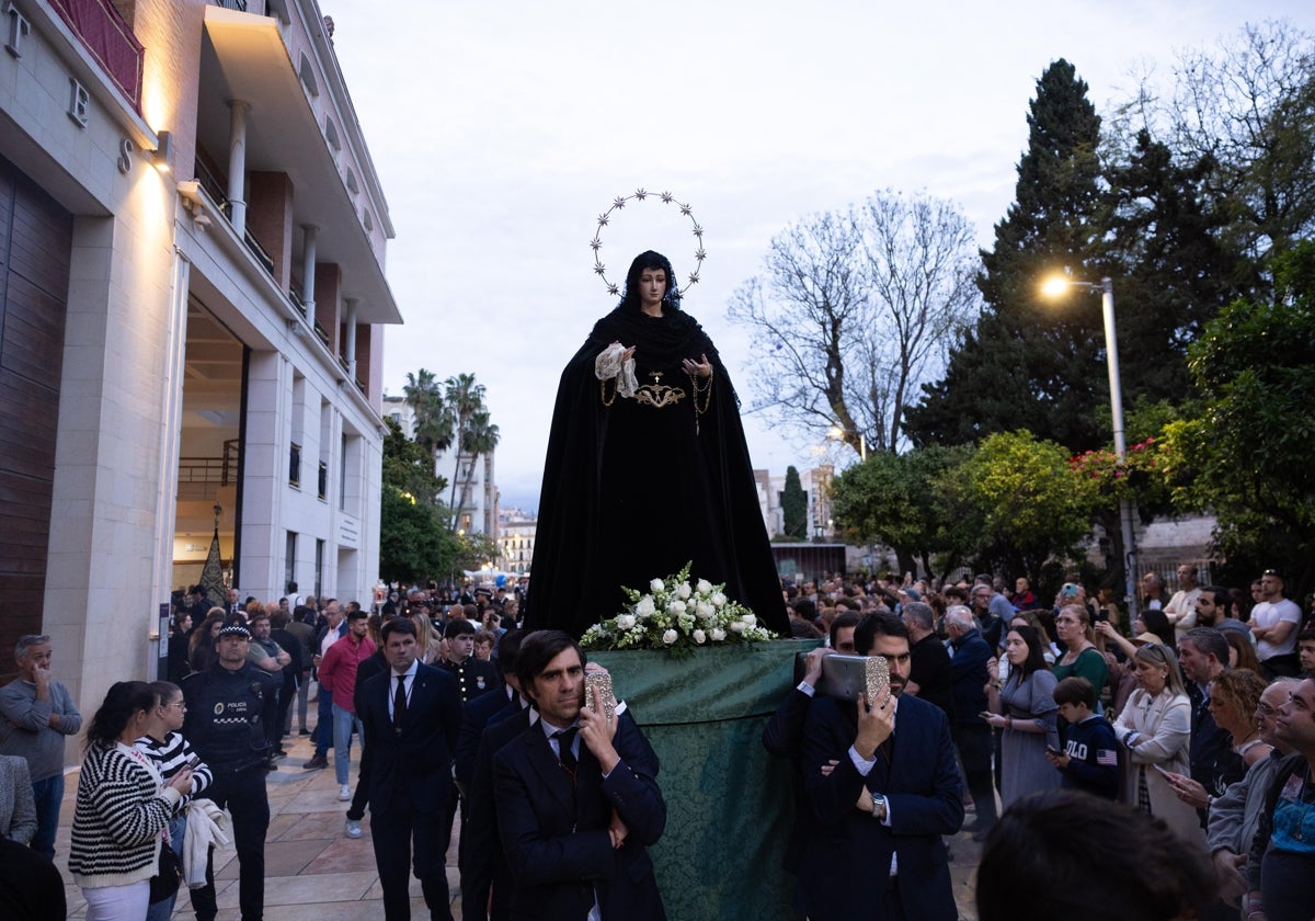 La Virgen de los Estudiantes vistió de riguroso negro por la muerte del papa Francisco.