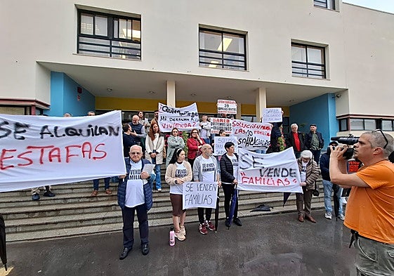 Manifestación de los vecinos y vecinas afectadas, con presencia de miembros del Gobierno local de Torremolinos y concejales de esta Corporación, el pasado 3 de abril.