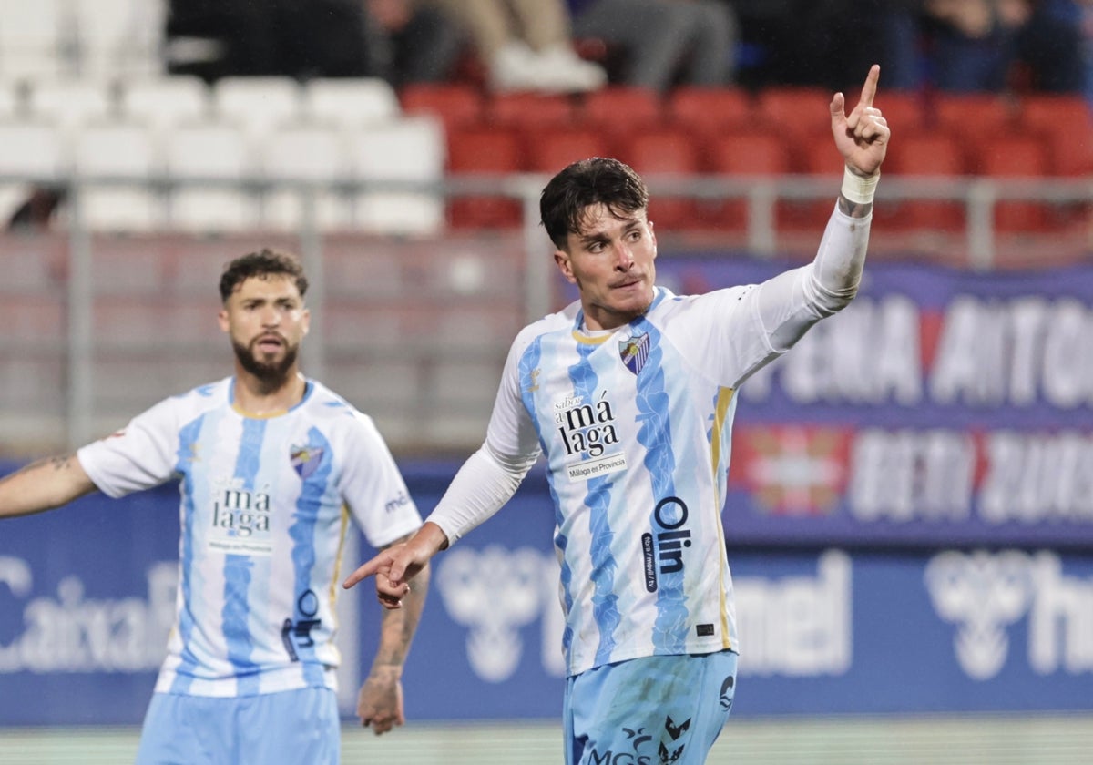 Murillo señala al banquillo del Málaga tras anotar el gol que suponía el 1-1 en Ipurua.