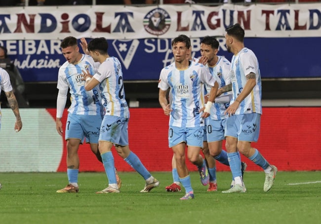 Rafa y Antoñito dialogan tras el segundo gol del Málaga, con el resto de jugadores regresando a sus posiciones.