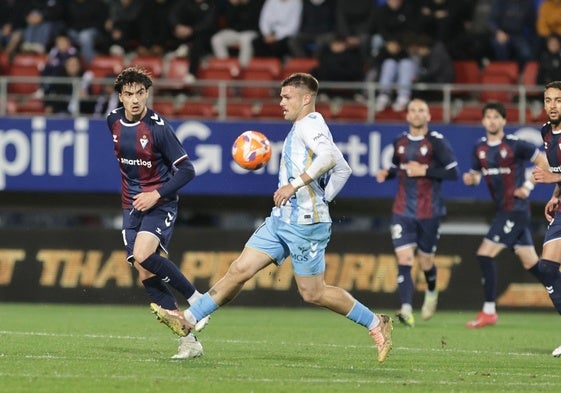 Rafa se dispone a controlar el balón en Ipurua frente al Eibar.