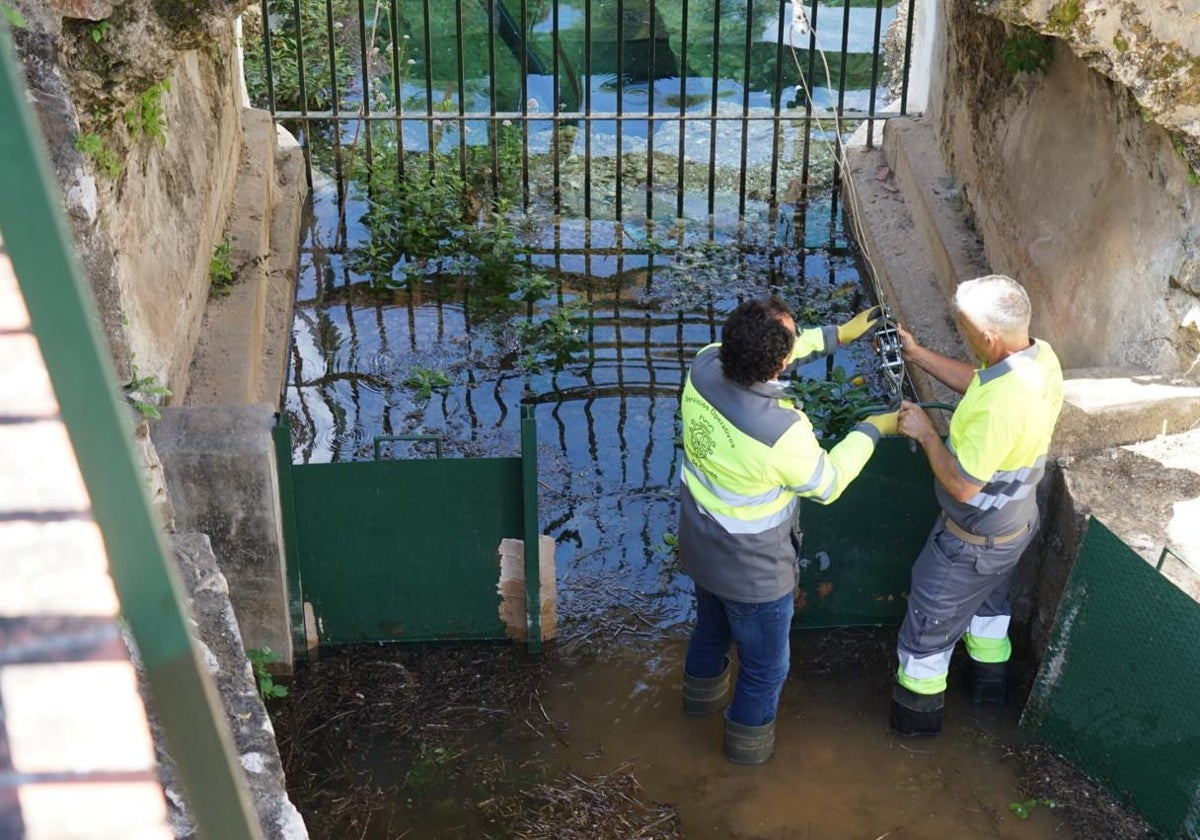 Operarios de Coín comprueban la situación del río Nacimiento.