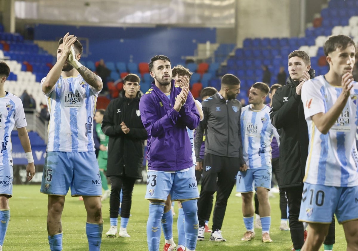 Los jugadores del Málaga agradecen el apoyo de algunos seguidores desplazados a Ipurua.