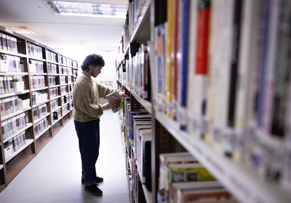 Un chico entre las estanterías de la Biblioteca Provincial de Málaga.