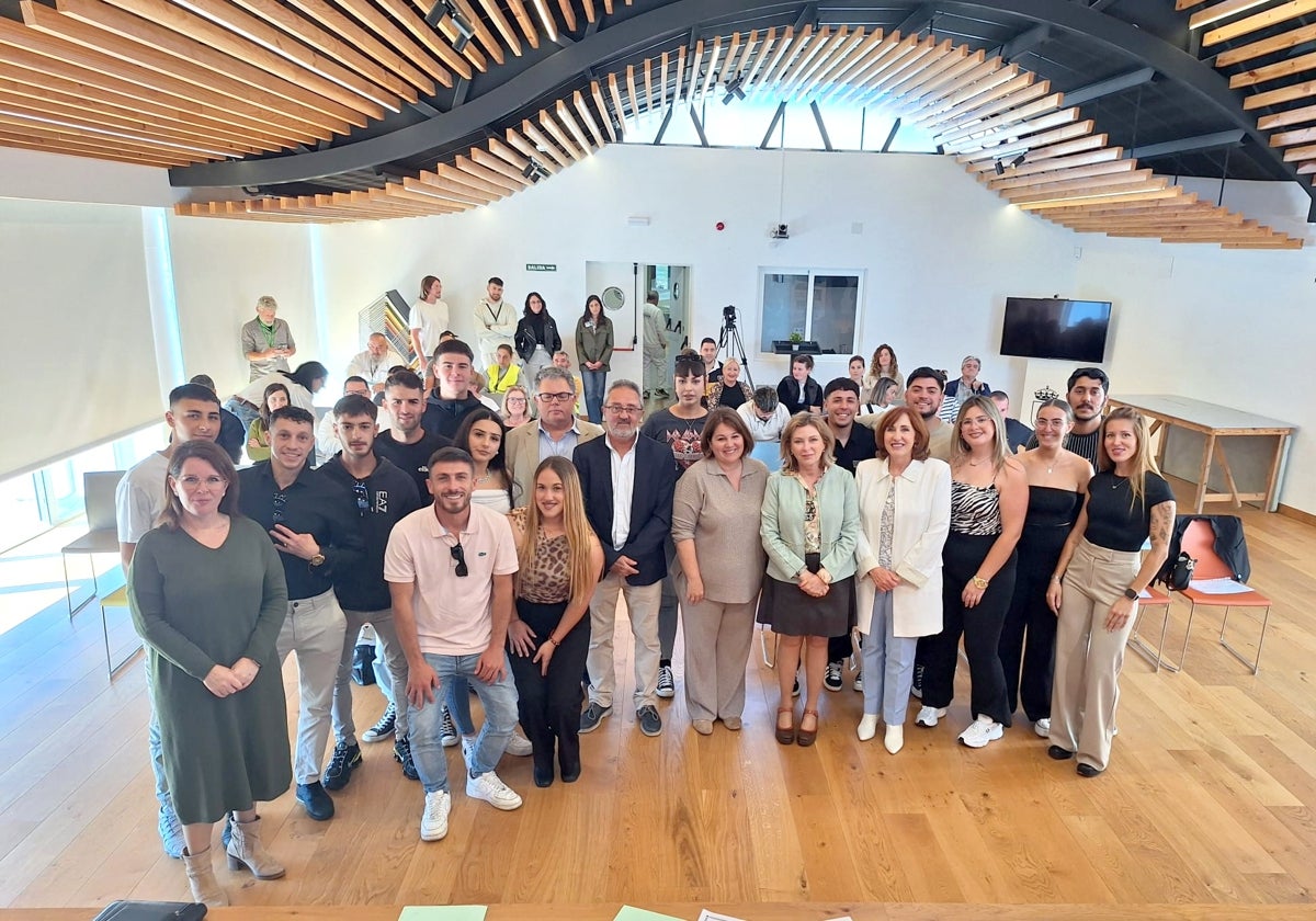 La Junta destina 675.000 euros para impulsar la contratación de 35 desempleados en Algarrobo