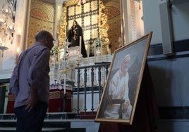 La Esperanza, ataviada de luto, en su basílica junto a un cuadro con la imagen del pontífice.