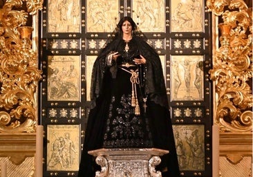 La Esperanza, ataviada de luto, en su basílica.