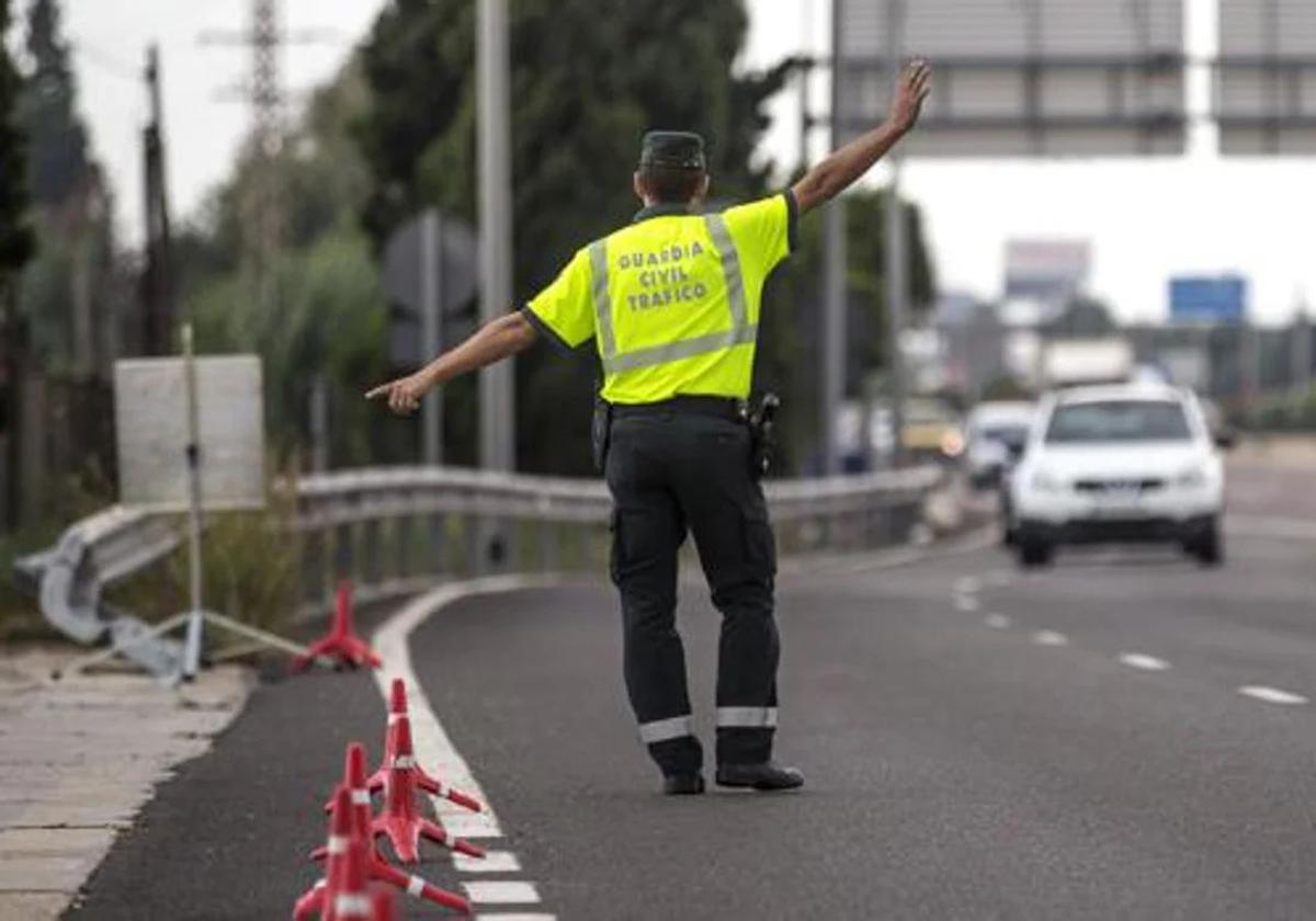 Detenido un conductor con el carné retirado y dos órdenes de búsqueda en Málaga