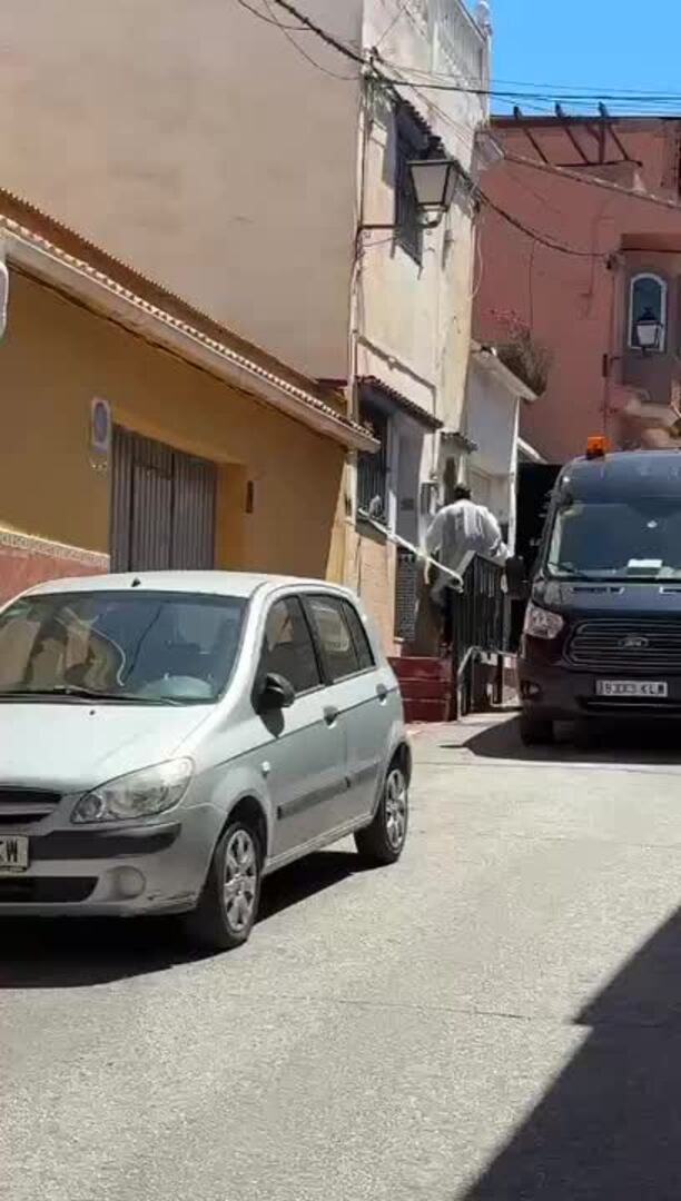 Momento en el que sacan los restos de la mujer a la que han hallado descuartizada en Cruz de Humilladero
