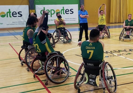 Pepe Lorca dirige el entrenamiento de los jugadores del Amivel.