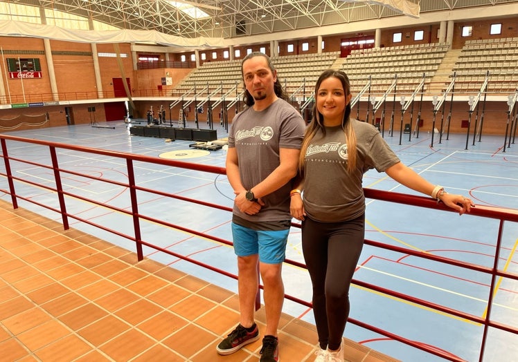 Antonio Rubio, juez del Woodland Fest, y Mónica Aguilar, parte del staff del evento, en el Pabellón de la UMA.