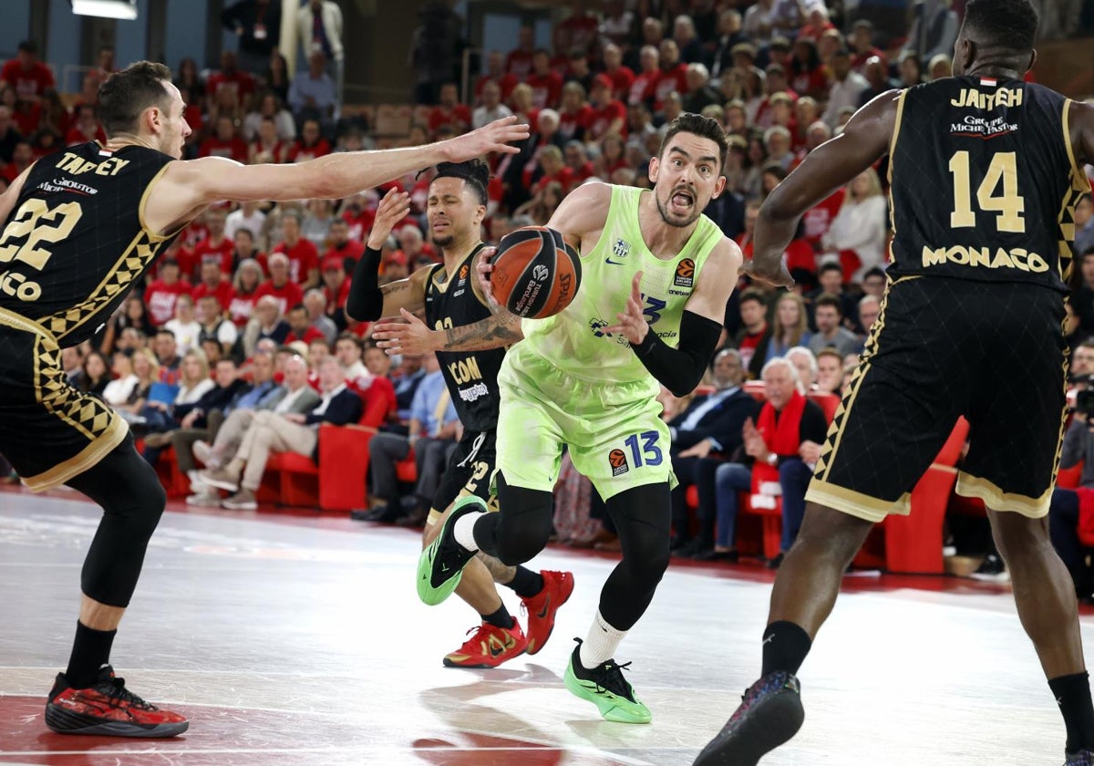 Satoransky penetra rodeado de jugadores del Mónaco.