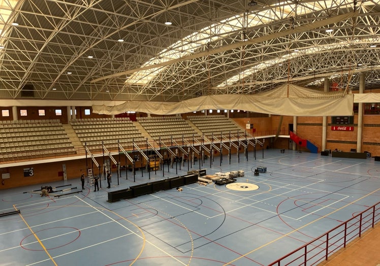 La organización prepara los stands para el Woodland Fest.