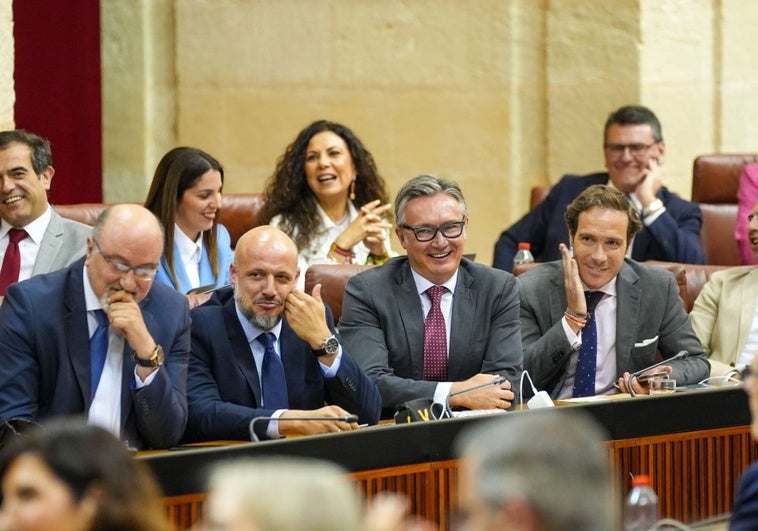 Los parlamentarios de Vox ríen durante la intervención de Moreno.