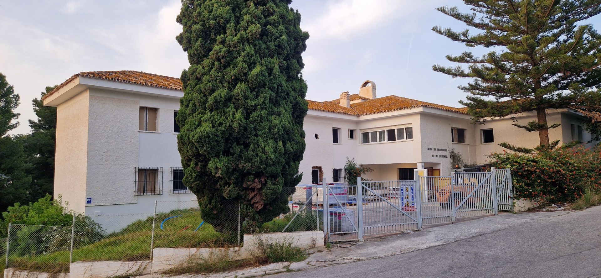 Imagen del edificio de la urbanización El Olivar, que se convertirá en un centro de internamiento.
